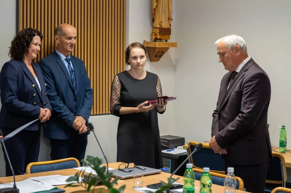 Pożegnanie sekretarza. Było wzruszenie, odznaczenie i śpiew - zdjęcie 5