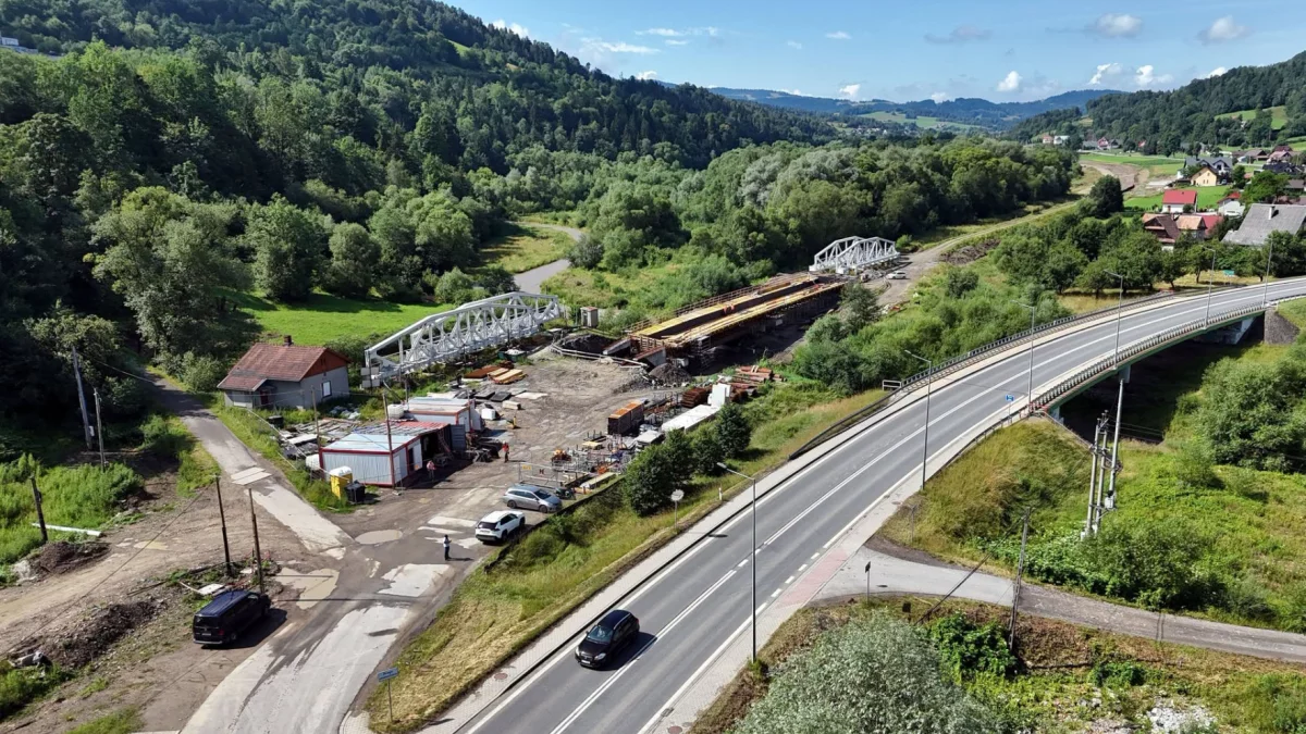 Plac budowy nowego mostu kolejowego nad rzeką Rabą w Mszanie Dolnej