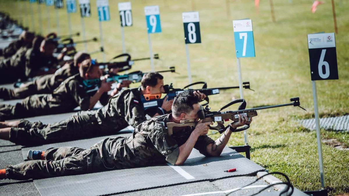 Żołnierze 11 Małopolskiej Brygady Obrony Terytorialnej podczas zawodów w biathlonie letnim