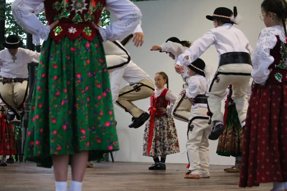 Dziecięce zespoły z Gruzji i Podhala wystąpiły w parku - zdjęcie 12
