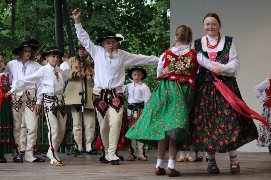 Dziecięce zespoły z Gruzji i Podhala wystąpiły w parku - zdjęcie 15