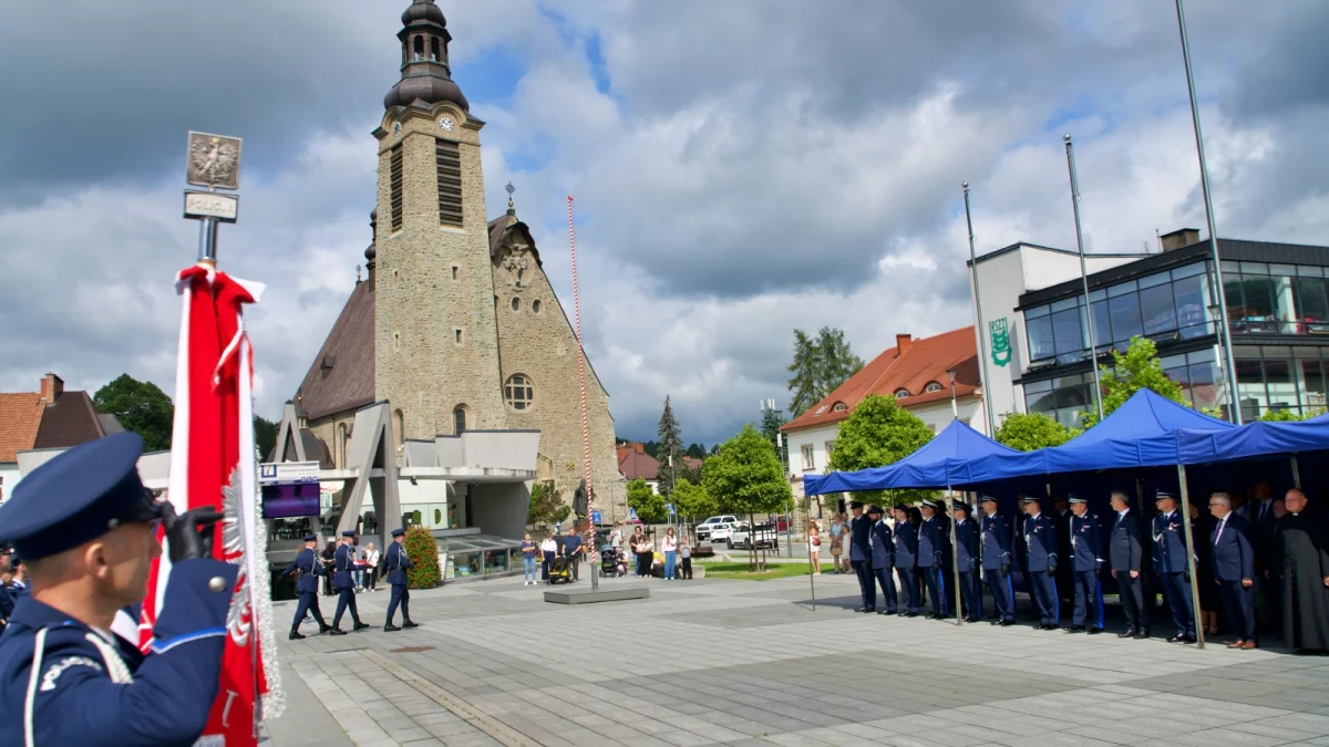 Uroczyste obchody Powiatowego Święta Policji na rynku w Limanowej