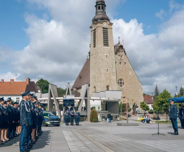 Powiatowe Święto Policji – uroczyste obchody odbyły się na limanowskim rynku - Zdjęcie główne