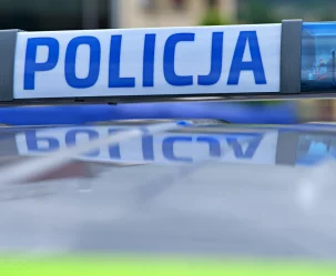 Auto uderzyło w dom, ranny rowerzysta i zerwane kable. Drogowy bilans - zdjęcie główne