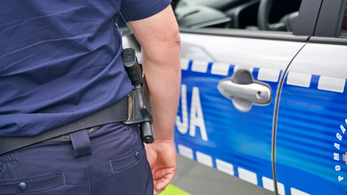 Radiowóz policyjny na sygnale podczas interwencji