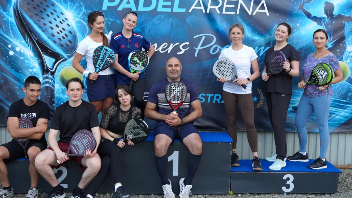 Padel łączy ludzi. Początkujący i zaawansowani razem na korcie.