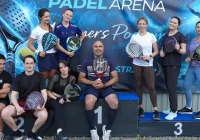 Padel łączy ludzi. Początkujący i zaawansowani razem na korcie. - zdjęcie główne