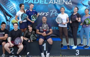 Padel łączy ludzi. Początkujący i zaawansowani razem na korcie. - Zdjęcie główne