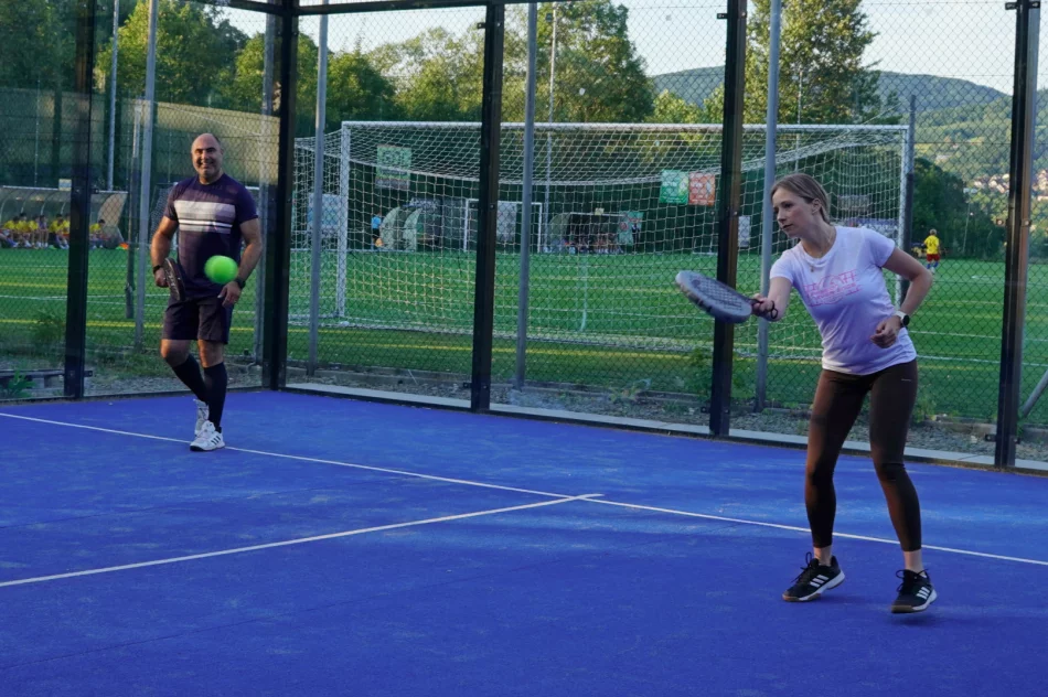 Padel łączy ludzi. Początkujący i zaawansowani razem na korcie. - zdjęcie 2