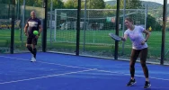 Padel łączy ludzi. Początkujący i zaawansowani razem na korcie. - zdjęcie 2