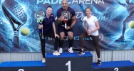 Padel łączy ludzi. Początkujący i zaawansowani razem na korcie. - zdjęcie 3