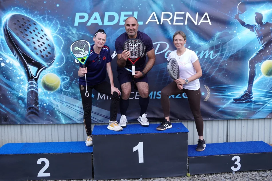Padel łączy ludzi. Początkujący i zaawansowani razem na korcie. - zdjęcie 3