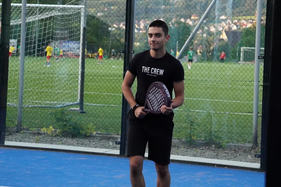 Padel łączy ludzi. Początkujący i zaawansowani razem na korcie. - zdjęcie 4
