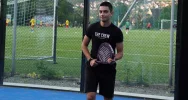 Padel łączy ludzi. Początkujący i zaawansowani razem na korcie. - zdjęcie 4