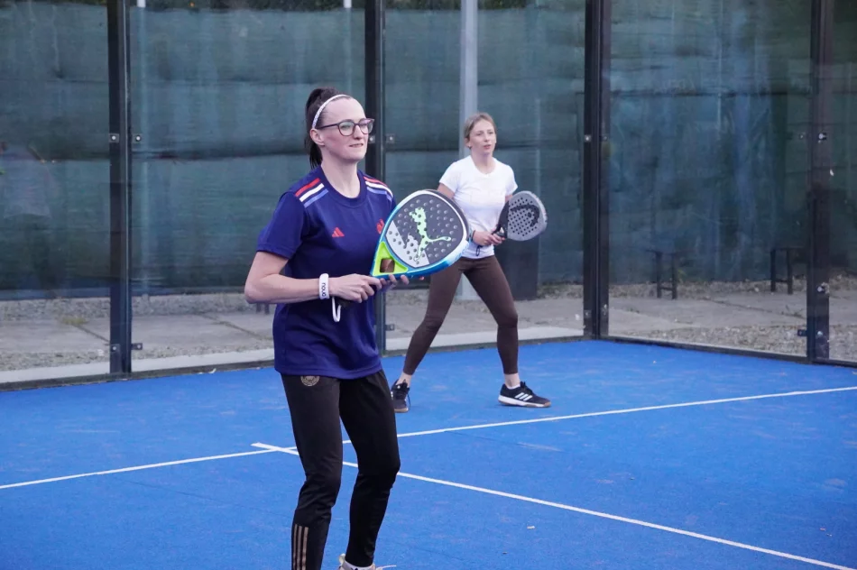 Padel łączy ludzi. Początkujący i zaawansowani razem na korcie. - zdjęcie 5