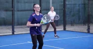 Padel łączy ludzi. Początkujący i zaawansowani razem na korcie. - zdjęcie 5