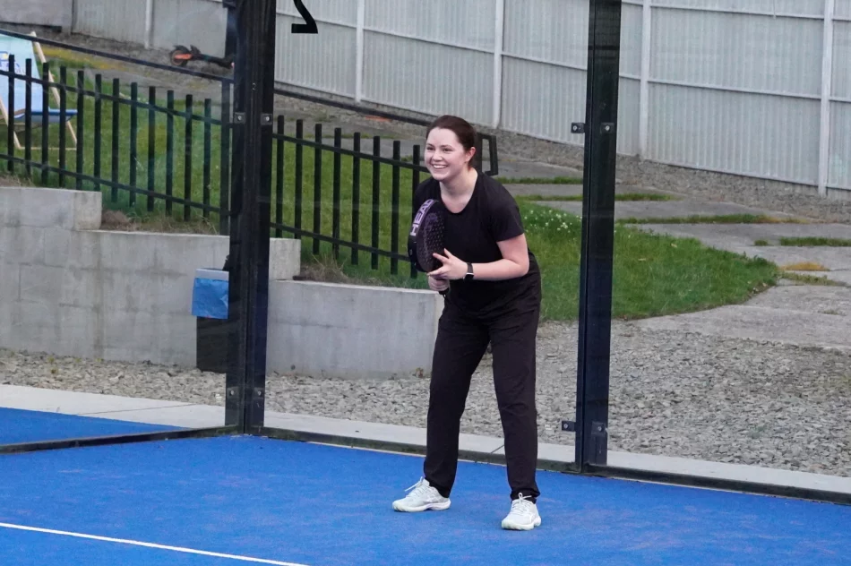 Padel łączy ludzi. Początkujący i zaawansowani razem na korcie. - zdjęcie 6