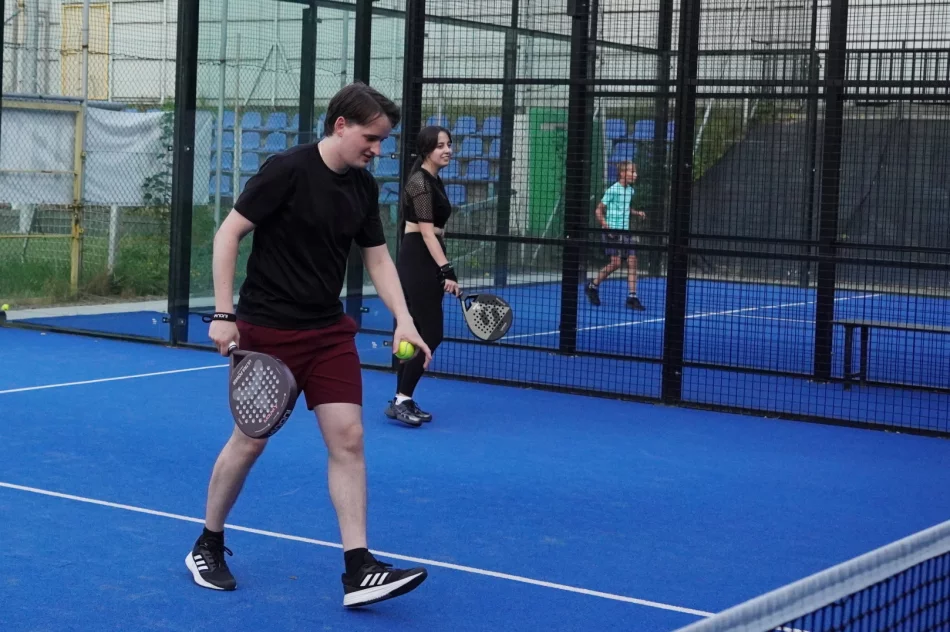 Padel łączy ludzi. Początkujący i zaawansowani razem na korcie. - zdjęcie 7