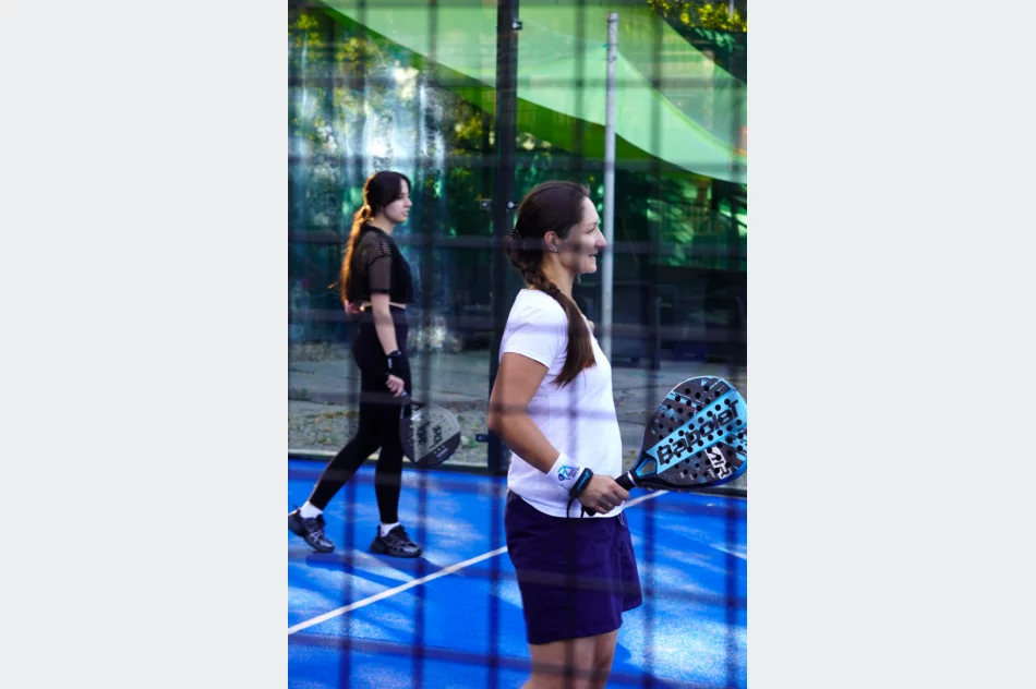 Padel łączy ludzi. Początkujący i zaawansowani razem na korcie. - zdjęcie 8