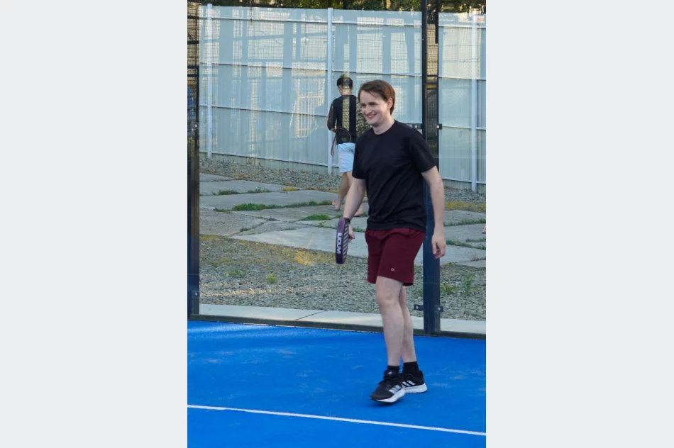 Padel łączy ludzi. Początkujący i zaawansowani razem na korcie. - zdjęcie 9