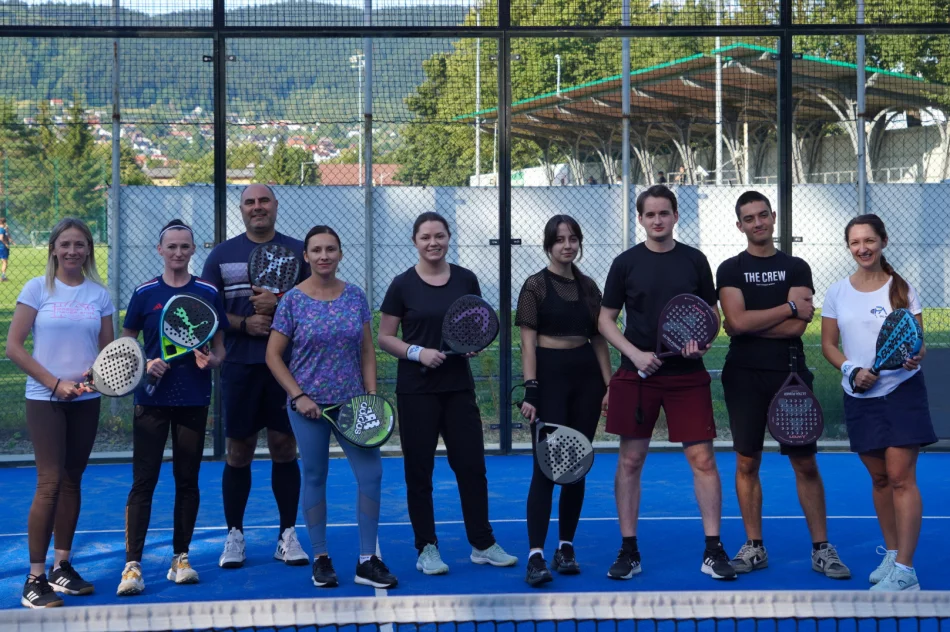 Padel łączy ludzi. Początkujący i zaawansowani razem na korcie. - zdjęcie 10
