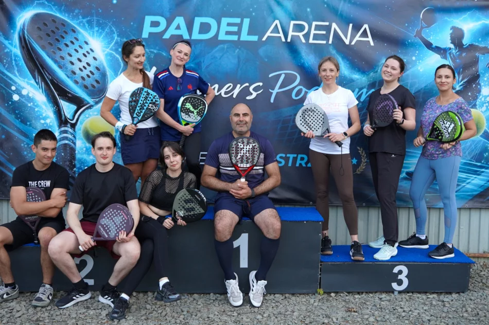 Padel łączy ludzi. Początkujący i zaawansowani razem na korcie. - zdjęcie 11