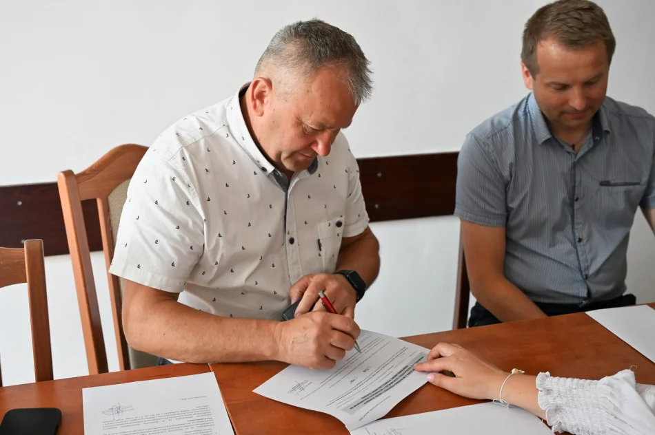 Podpisano umowę z wykonawcą placu zabaw w Starej Wsi I - zdjęcie 2