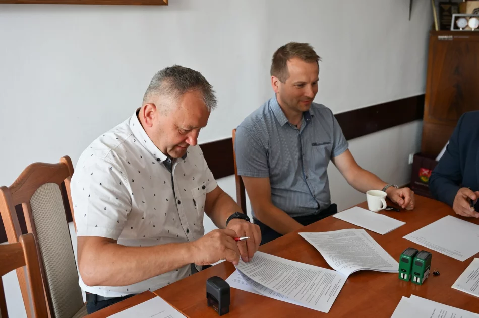Podpisano umowę z wykonawcą placu zabaw w Starej Wsi I - zdjęcie 3