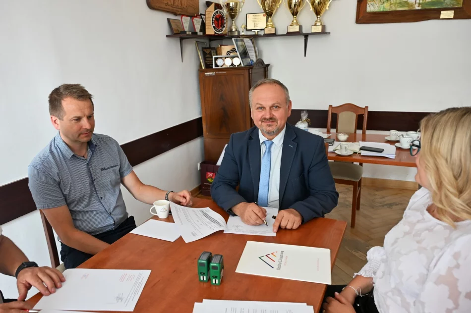 Podpisano umowę z wykonawcą placu zabaw w Starej Wsi I - zdjęcie 4