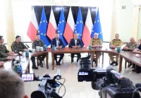 Premier udaje się na miejsce, gdzie spadł pocisk; jest w kontakcie z liderami państw europejskich - zdjęcie główne