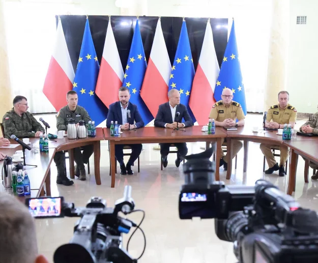 Premier udaje się na miejsce, gdzie spadł pocisk; jest w kontakcie z liderami państw europejskich - zdjęcie główne