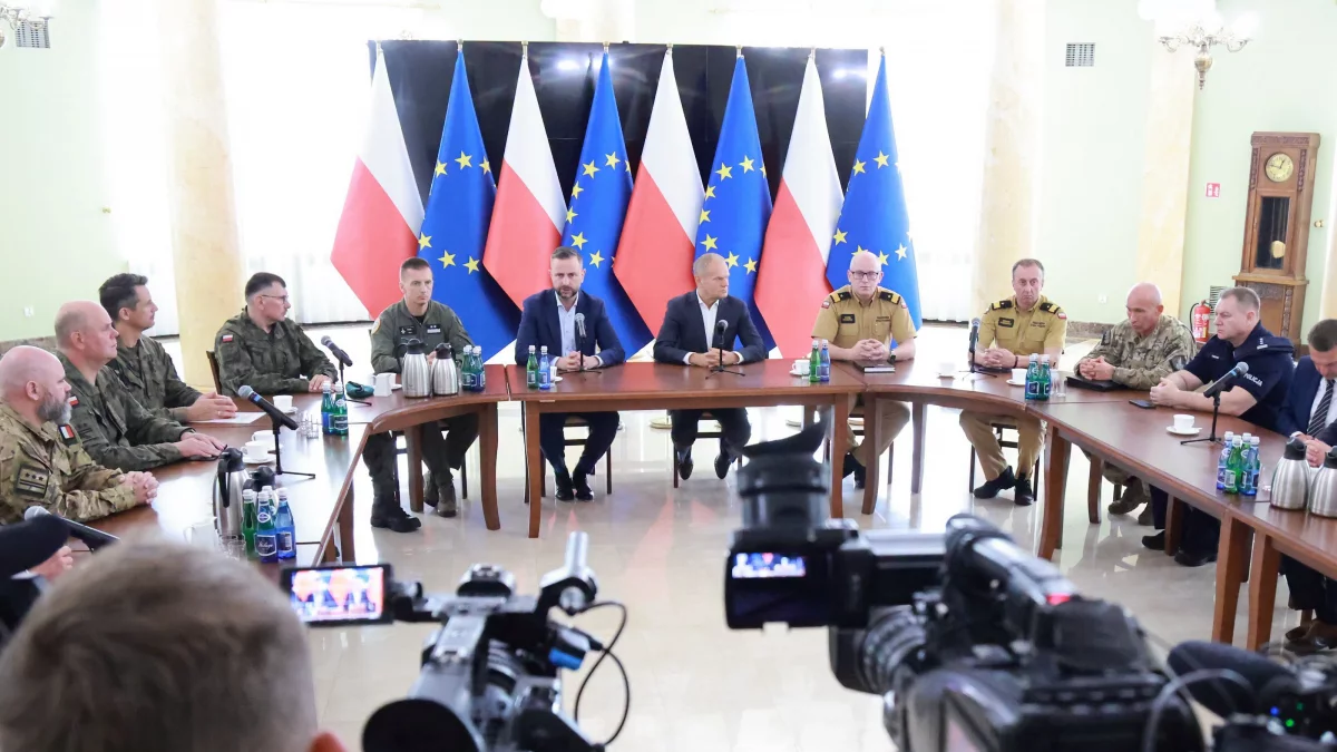Premier udaje się na miejsce, gdzie spadł pocisk; jest w kontakcie z liderami państw europejskich