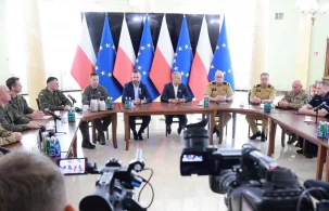 Premier udaje się na miejsce, gdzie spadł pocisk; jest w kontakcie z liderami państw europejskich - zdjęcie główne