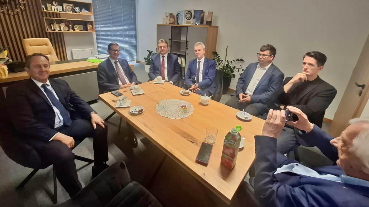 Spór o politykę w murach urzędu. Klub radnych uderza w wójta