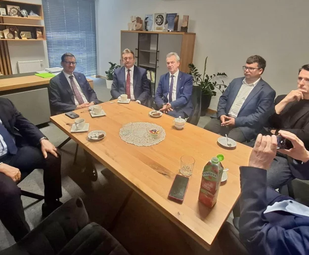 Spór o politykę w murach urzędu. Klub radnych uderza w wójta - zdjęcie główne