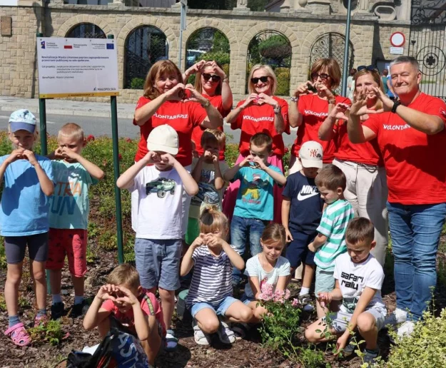 Przedszkolaki i urzędnicy sadzili rośliny - zdjęcie główne