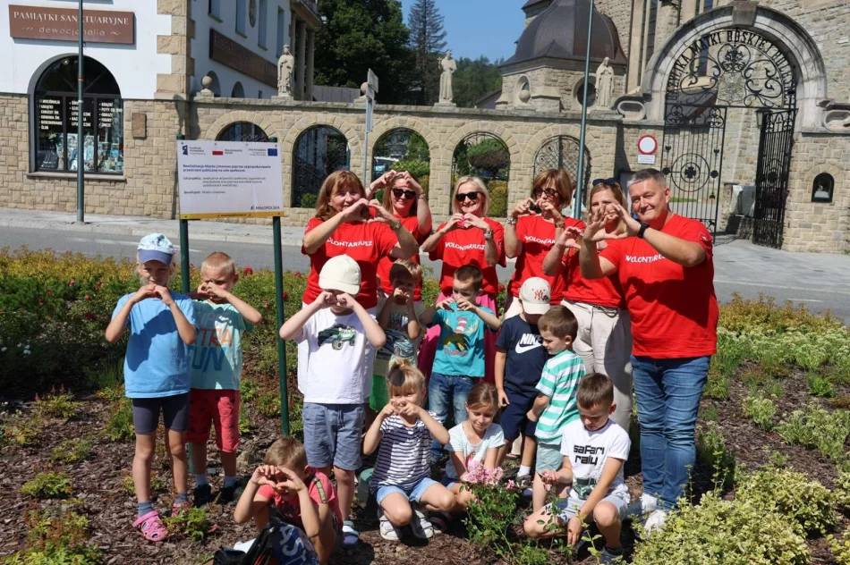 Przedszkolaki i urzędnicy sadzili rośliny - zdjęcie 2