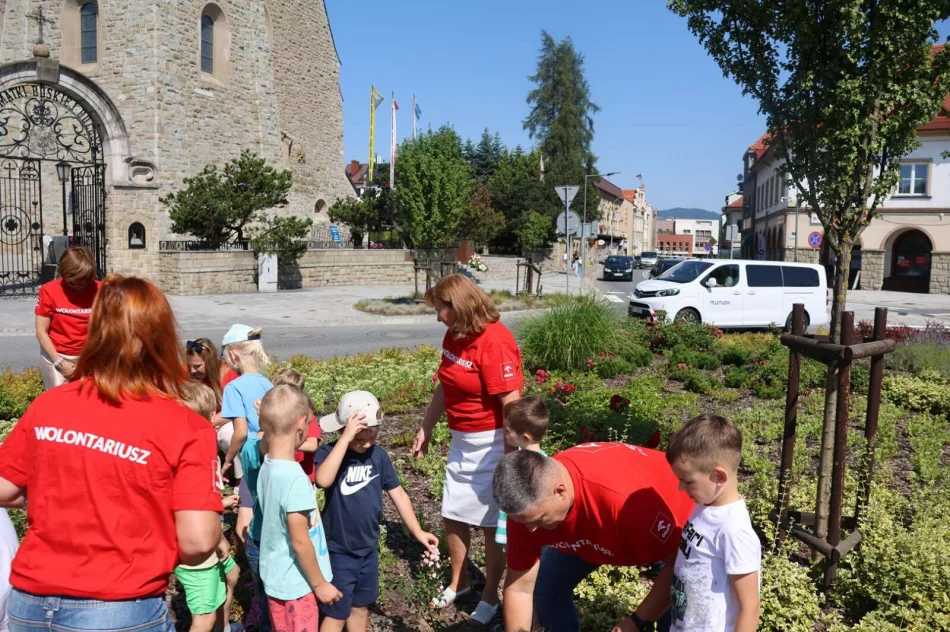 Przedszkolaki i urzędnicy sadzili rośliny - zdjęcie 3