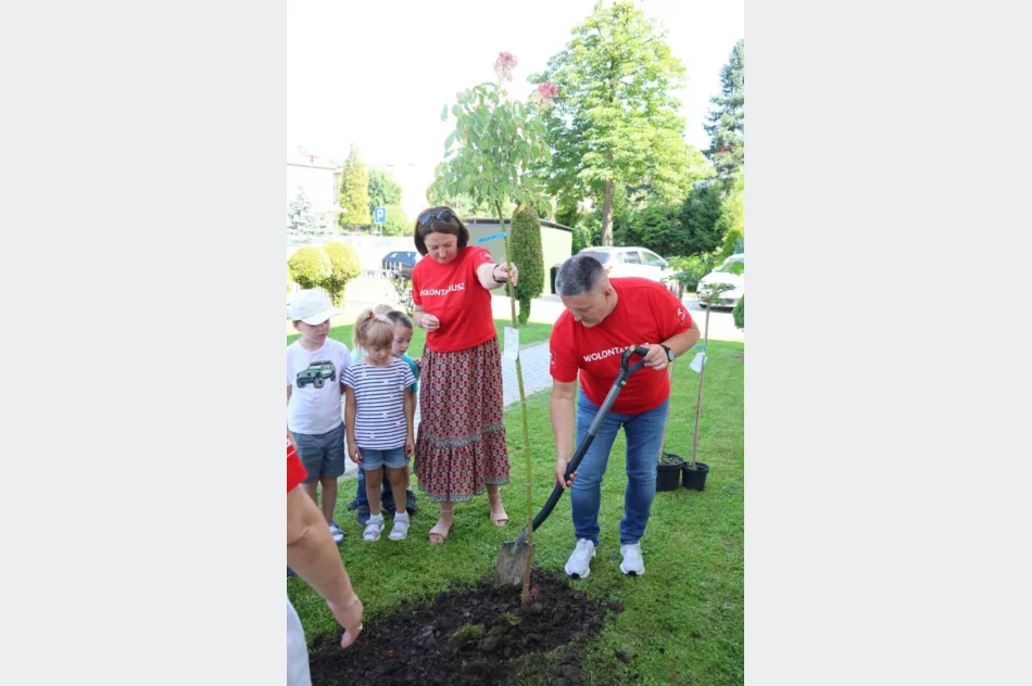 Przedszkolaki i urzędnicy sadzili rośliny - zdjęcie 7