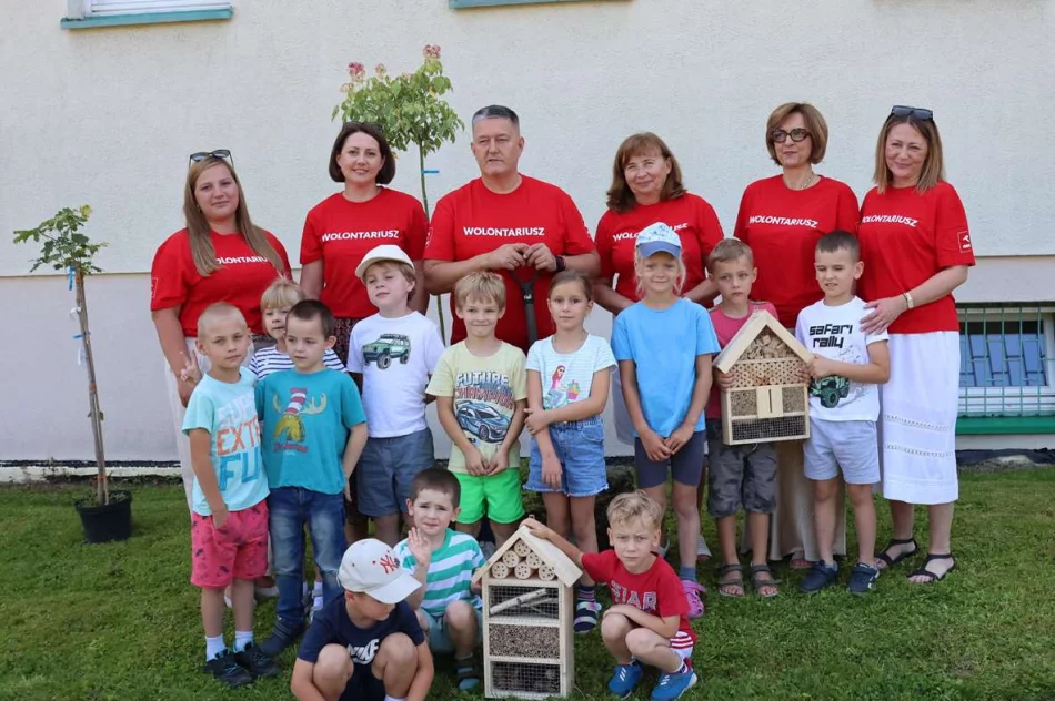 Przedszkolaki i urzędnicy sadzili rośliny - zdjęcie 11