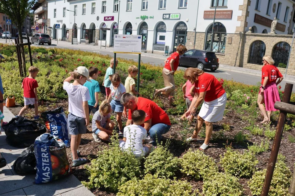Przedszkolaki i urzędnicy sadzili rośliny - zdjęcie 13
