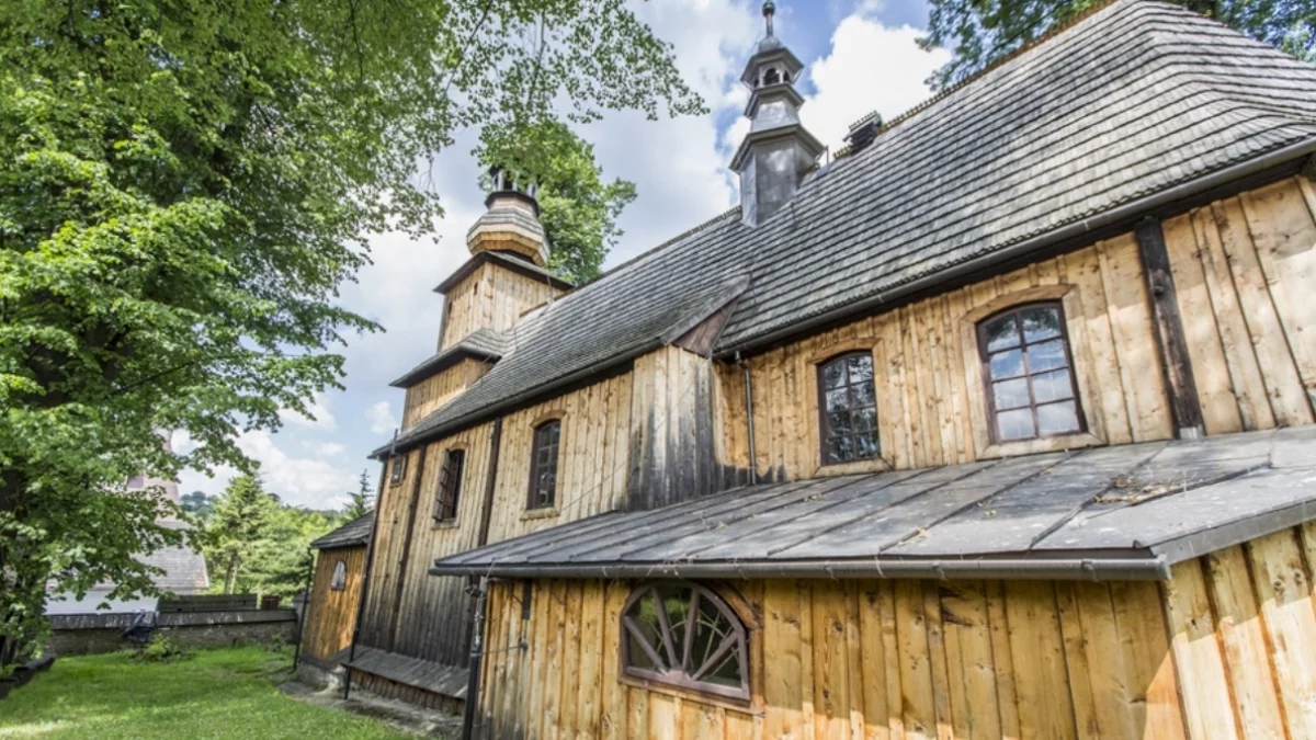 Zabytkowy drewniany kościół świętej Marii Magdaleny w Kasinie Wielkiej