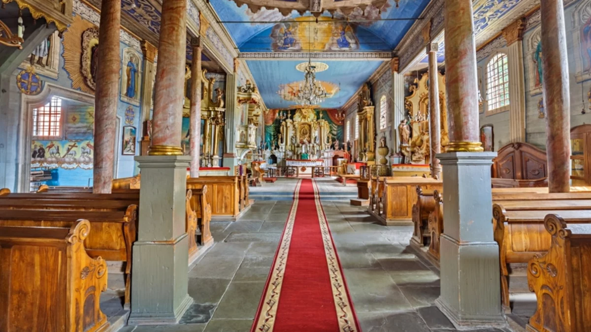 Zabytkowy drewniany kościół pomocniczy w Dobrej otoczony kamiennym murem