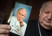 Kard. Dziwisz zeznawał w procesie wytoczonym kurii przez ofiarę wykorzystana seksualnego przez księdza - zdjęcie główne