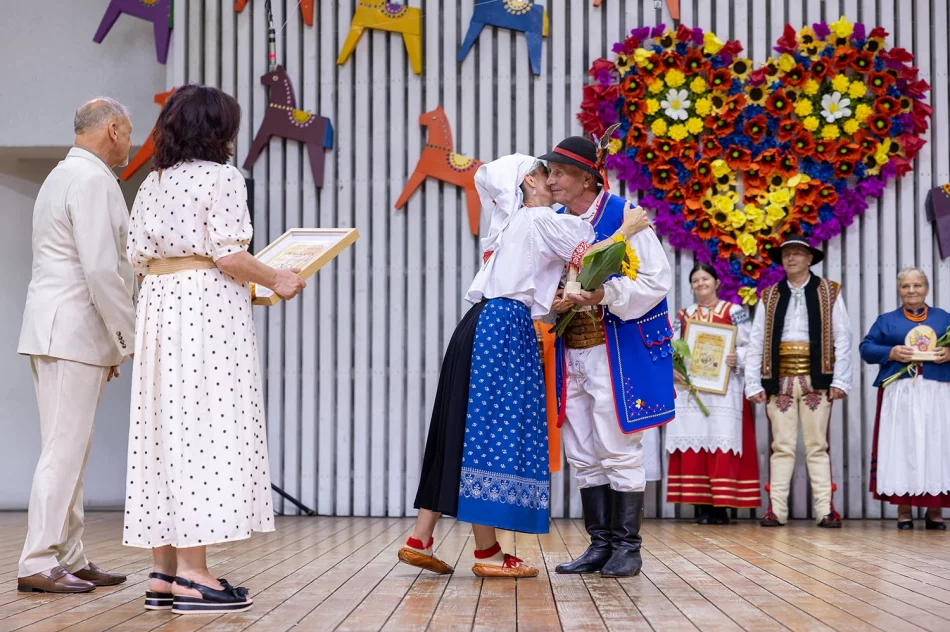 Folklor z Gminy Limanowa doceniony w Żywcu. Sukcesy zespołów i wyróżnienie dla Piotra Pławeckiego - zdjęcie 2