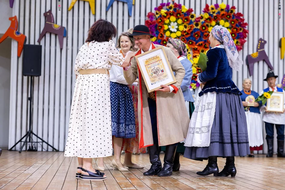 Folklor z Gminy Limanowa doceniony w Żywcu. Sukcesy zespołów i wyróżnienie dla Piotra Pławeckiego - zdjęcie 5