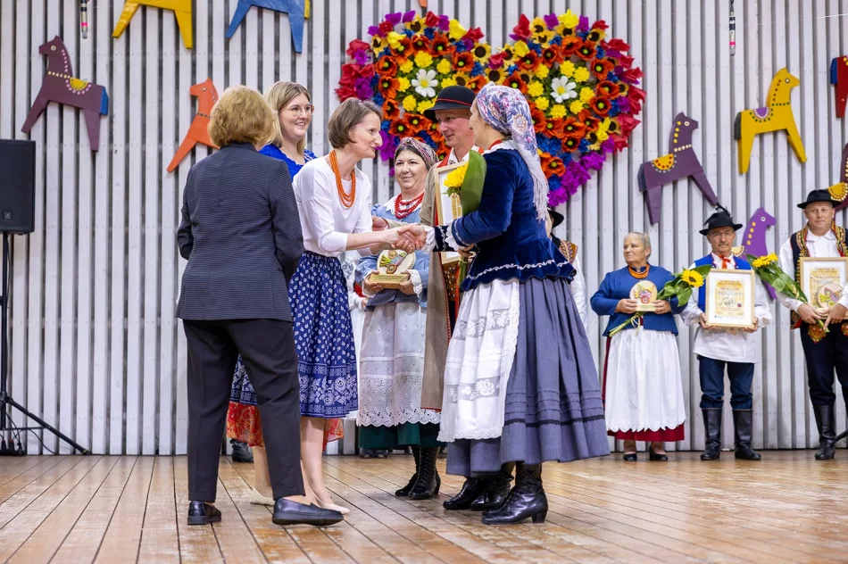 Folklor z Gminy Limanowa doceniony w Żywcu. Sukcesy zespołów i wyróżnienie dla Piotra Pławeckiego - zdjęcie 6