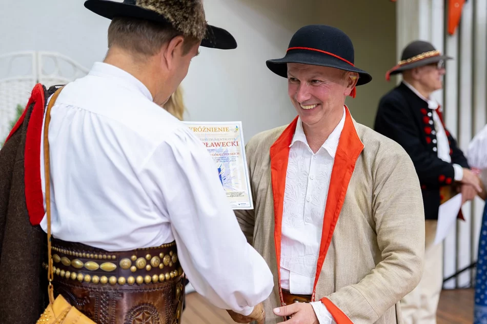 Folklor z Gminy Limanowa doceniony w Żywcu. Sukcesy zespołów i wyróżnienie dla Piotra Pławeckiego - zdjęcie 9