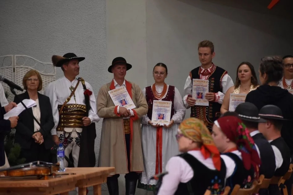 Folklor z Gminy Limanowa doceniony w Żywcu. Sukcesy zespołów i wyróżnienie dla Piotra Pławeckiego - zdjęcie 11