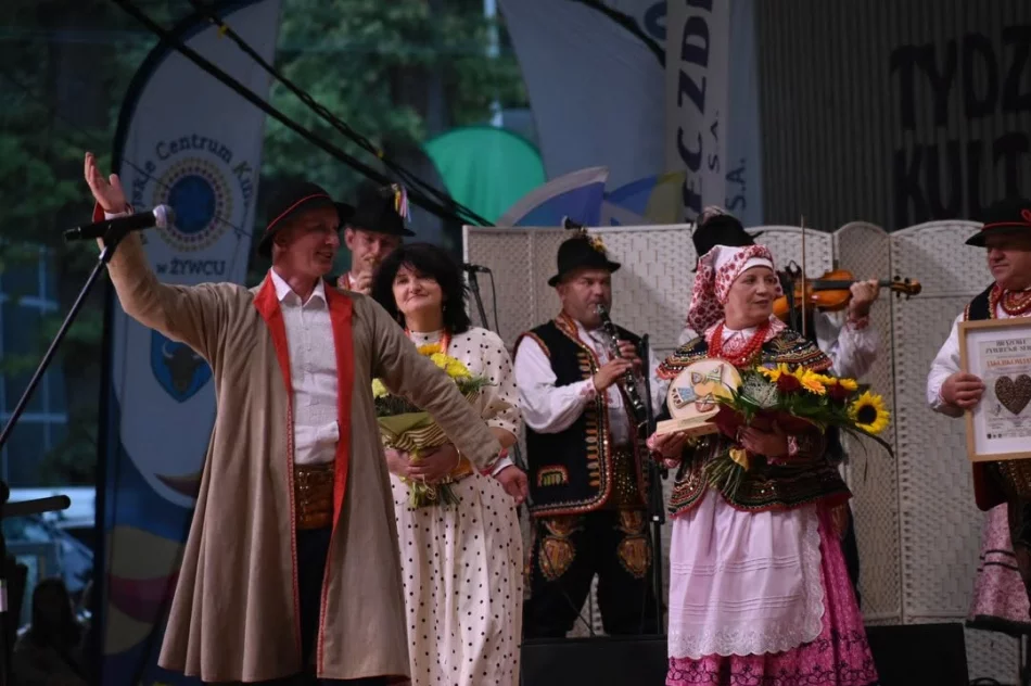 Folklor z Gminy Limanowa doceniony w Żywcu. Sukcesy zespołów i wyróżnienie dla Piotra Pławeckiego - zdjęcie 12